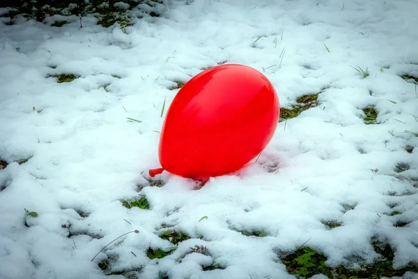 Balão Vermelho Chão Neve Branco Inverno — Fotografia de Stock