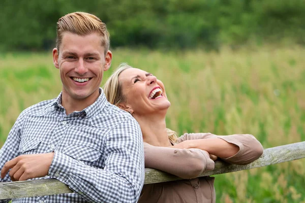 年轻快乐的一对在大自然之外笑的夫妇的画像 — 图库照片