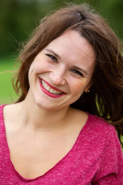 Portret Van Jonge Brunette Glimlachende Vrouw — Stockfoto