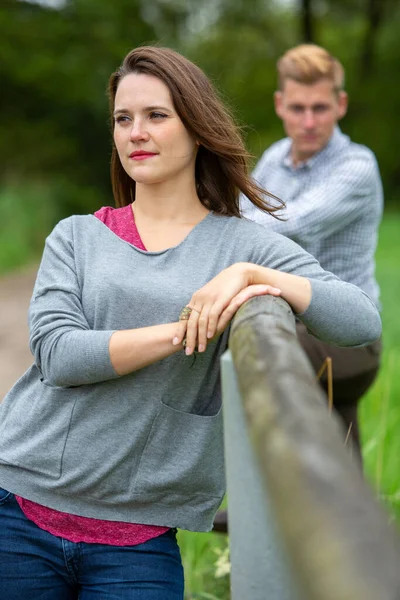 Porträtt Unga Par Ute Naturen — Stockfoto