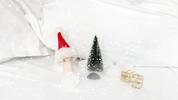 Μικροσκοπικές Φιγούρες Και Μικρός Άγιος Βασίλης Λευκά Σεντόνια Χιόνι — Αρχείο Βίντεο