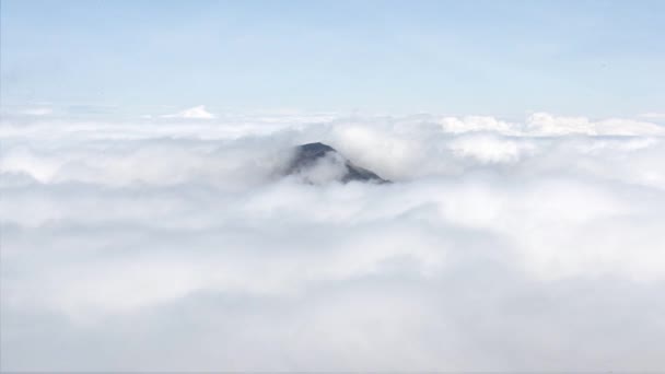Vista Panorámica Nubes Movimiento Pico Montaña — Vídeos de Stock