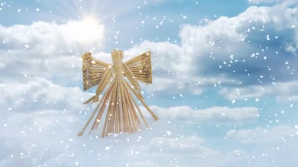 Άχυρο Άγγελος Στέκεται Στα Σύννεφα Μπλε Ουρανό Και Χιονόπτωση — Αρχείο Βίντεο