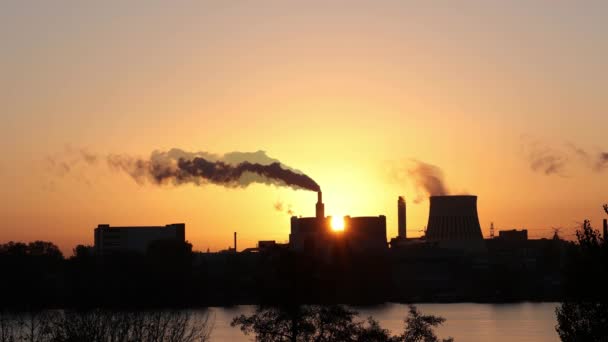 日出时工厂的景象 烟囱里冒出浓烟 — 图库视频影像