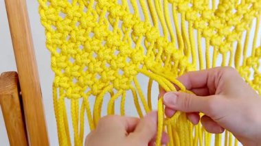 Kare düğüm, sarı ipliklerle örülmüş makrome örgü