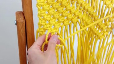 Kare düğüm, sarı ipliklerle örülmüş makrome örgü