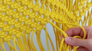 Kare düğüm, sarı ipliklerle örülmüş makrome örgü