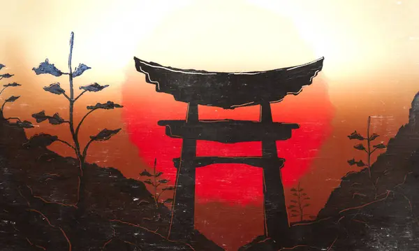 Japon Torii kapısı gün batımında bir dağ geçidinde duruyor arkasında büyük kırmızı bir güneş var.