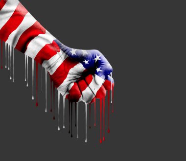 Amerikan bayrağıyla boyanmış, koyu mavi arka planda boya damlayan bir yumruk.