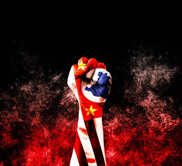 Siyah dumanlı arka planda Maranhao eyaletinin bayrağıyla boyanmış parmaklarıyla kaldırılmış yumruk.