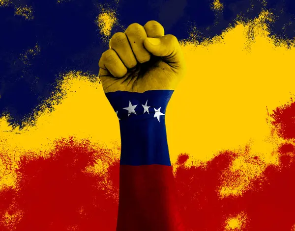 Venezuela bayrağıyla boyanmış yumruk bir güç göstergesi ya da protesto işareti olarak kenetlenmiştir.