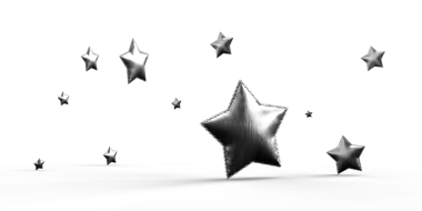 Gümüş yıldız şekilli balonlar, karanlık bir zemin üzerinde yüzerek, neşeli ve kutlayıcı bir atmosfer yaratırlar.