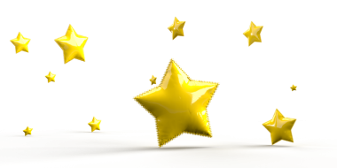 Gümüş yıldız şekilli balonlar, karanlık bir zemin üzerinde yüzerek, neşeli ve kutlayıcı bir atmosfer yaratırlar.