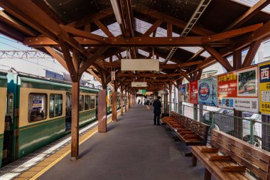 Enoshima İstasyonu 'ndaki platformun çoğu boş.