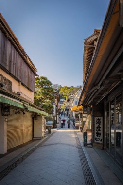 Enoshima Adası 'nda küçük bir sokak.