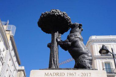 Madrid 'in Puerta del Sol kentindeki El Oso y El Madroo heykeli, kentin armasını ve kültürel mirasını sembolize eden bir ayı ve çilek ağacını tasvir ediyor. Ayrıntılı işçilik ve canlı çevre, seyahat ve editör projeleri için ideal hale getiriyor..