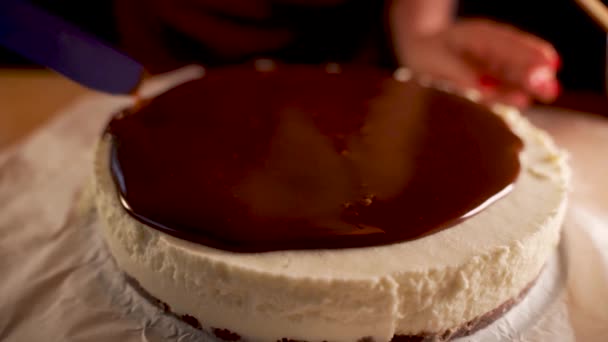 Egy Pék Egyenletesen Szétszórta Olvasztott Étcsokoládét Tejből Kókuszból Készült Torta — Stock videók