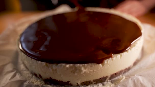 牛乳とココナッツ製のケーキの端に均等に溶かしたダークチョコレートを広げるパン屋 高品質4K映像賞金チョコレートケーキデザート準備 — ストック動画