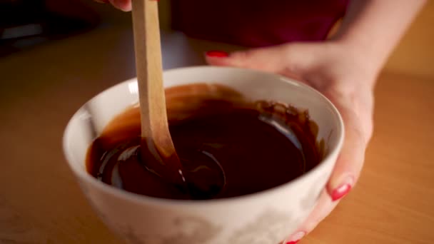Uma Colher Mistura Chocolate Derretido Uma Tigela Câmera Lenta Deliciosa — Vídeo de Stock
