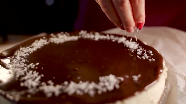 Chef Streut Kokosflocken Zeitlupe Auf Schokoladenkuchen Köstliche Dessertzubereitung Aus Nächster — Stockvideo