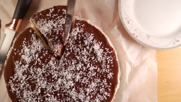 나이프는 위에서 코코넛 초콜릿 크림으로 바운티 케이크를 만들었다 케이크 디저트를 — 비디오