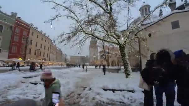 폴란드 2022 겨울에 눈으로 뒤덮인 가운데 광장에 클로츠 — 비디오
