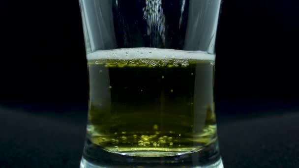 Камера Постепенно Приближается Прозрачному Стеклу Наполненному Холодным Пивом Образующим Пузырьки — стоковое видео