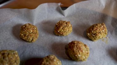 Fırında pişmiş falafel topları. Orta Doğu mutfağında köfte şeklinde börek. Nohut, fasulye ya da her ikisi de.