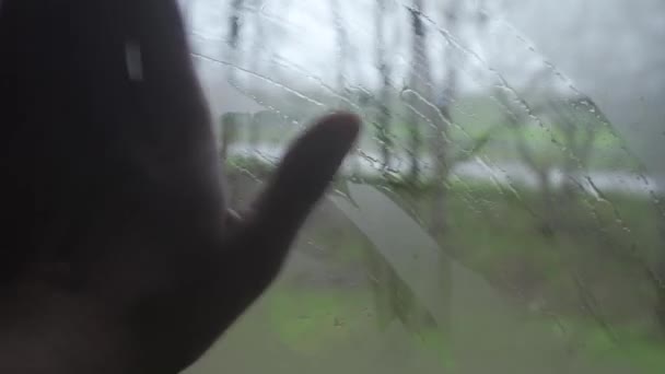 Uma Mão Humana Limpando Limpando Névoa Janela Vidro Vapor Gotas — Vídeo de Stock