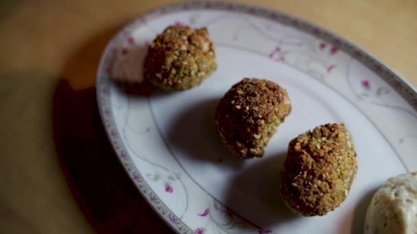 Beyaz Tabakta Pişmiş Falafel Topları Orta Doğu Mutfağında Baharatlı Börek — Stok video
