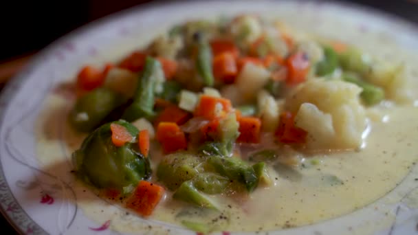 波兰汤 用奶油和多种蔬菜制成 热腾腾的放在盘子里 — 图库视频影像