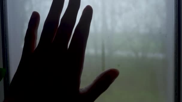 Menschliche Hand Auf Einem Glasfenster Das Mit Nebel Bedeckt Ist — Stockvideo