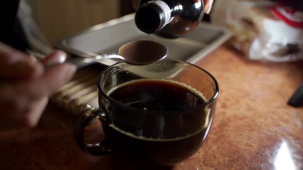 ティラミスの原料の一つとしてエスプレッソコーヒーショットにチョコレートシロップを加える — ストック動画