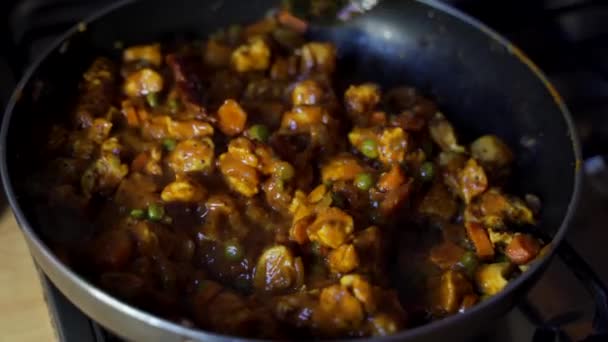 Близько Індійського Стилю Курка Чилі Покрита Гострим Соусом Готується Сковороді — стокове відео