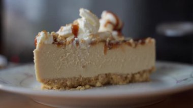Bir kaşık dolusu fındık ve karamelli mascarpone kremasından yapılmış bir parça pastayı kepçeleyerek yaklaşın..
