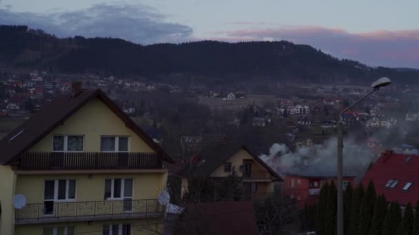 Stelletje Vormige Huizen Tegen Rook Uitstotende Bergen Door Het Dak — Stockvideo