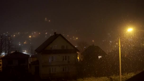 Noční Pohled Domy Tvaru Během Sněžení Mlhavého Počasí Evropské Město — Stock video
