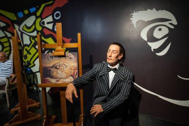 Antalya, Türkiye - 10 Eylül 2021: Salvador Dali balmumu heykeli