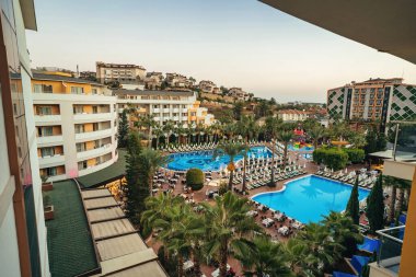 Alanya, Türkiye - 11 Eylül 2021: Havuzu olan bir sahil beldesinde 5 yıldızlı bir mülkün içi