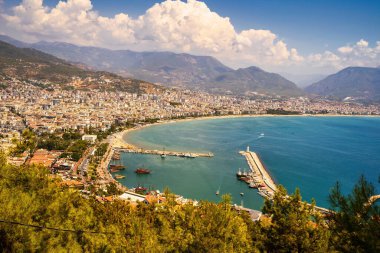 Alanya şehir manzarasının geniş açılı görüntüsü, Türkiye 'deki liman manzarası