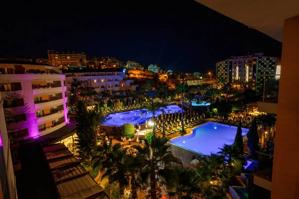 Alanya, Türkiye - 11 Eylül 2021: Geceleri havuzlu bir sahil beldesinde 5 yıldızlı bir mülkün içi