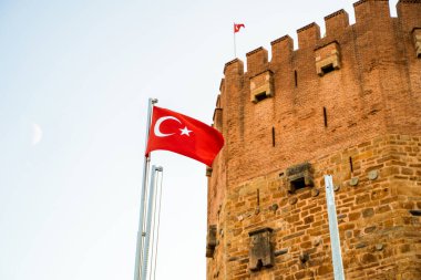 Twierdza Ehmedek alanya kale duvarına karşı gündüz vakti Türkiye bayrağı