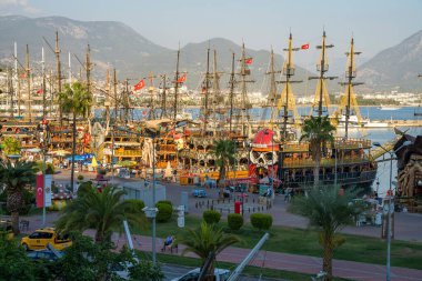 Alanya, Türkiye - 12 Eylül 2021: Türkiye 'nin Akdeniz kıyısındaki Alanya limanında turistler için korsan gemileri