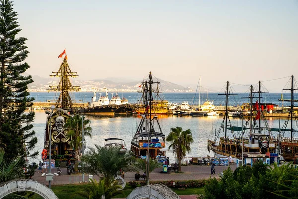 Alanya Turkey September 2021 Pirate Ships Tourists Port Alanya Mediterranean — Stock Photo, Image
