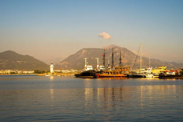 Piraten Zeilplezier Cruiseschip Baai Met Een Vuurtoren Avond Vakantie Ansichtkaart — Stockfoto