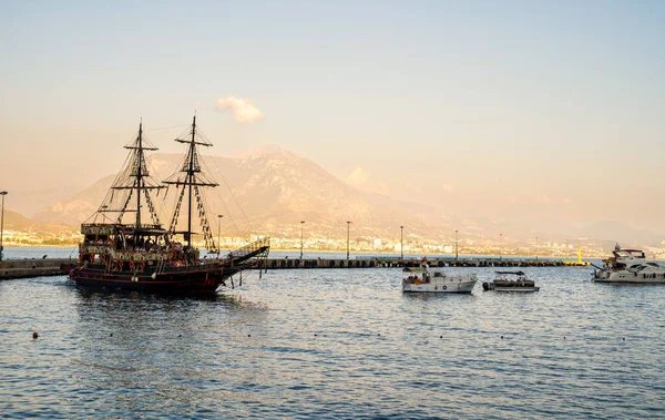 Прибережний Піратський Корабель Вечірок Туристами Борту Воді Задньому Плані Узбережжя — стокове фото