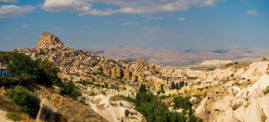 Kapadokya şehri panoraması, Türkiye 'nin Goreme kentindeki bir dağdaki mağaralardan oluşuyor
