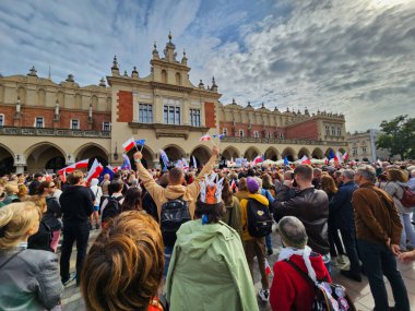 Krakow, Polonya - 01 Ekim 2023: Birçok insan 15 Ekim 2023 'te Polonya' da yapılacak parlamento seçimlerinden önce siyasi bir yürüyüş için toplandı