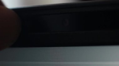 Kepenk kapağını kaydırarak bir laptop kamerasının açılmasını kapat. İnternet Gizliliği ve Hackleme kavramı