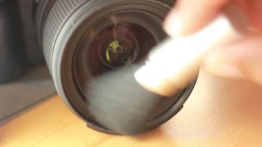 Lens camından toz alan bir kamera fırçası, ekipman bakımı 